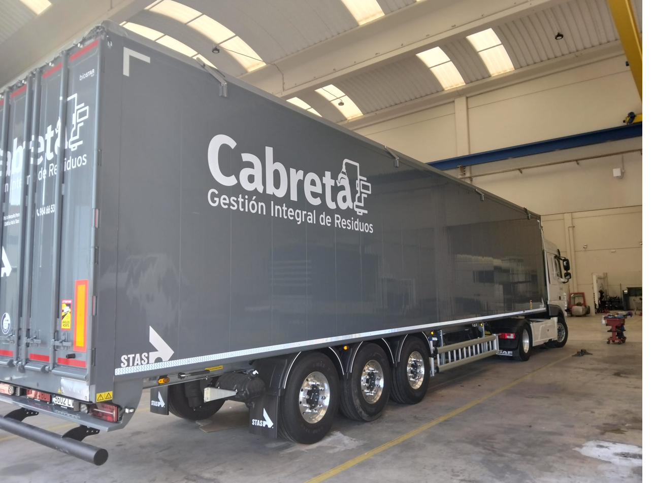 Semirremolque de Cabreta Hijo, S.L. en nave