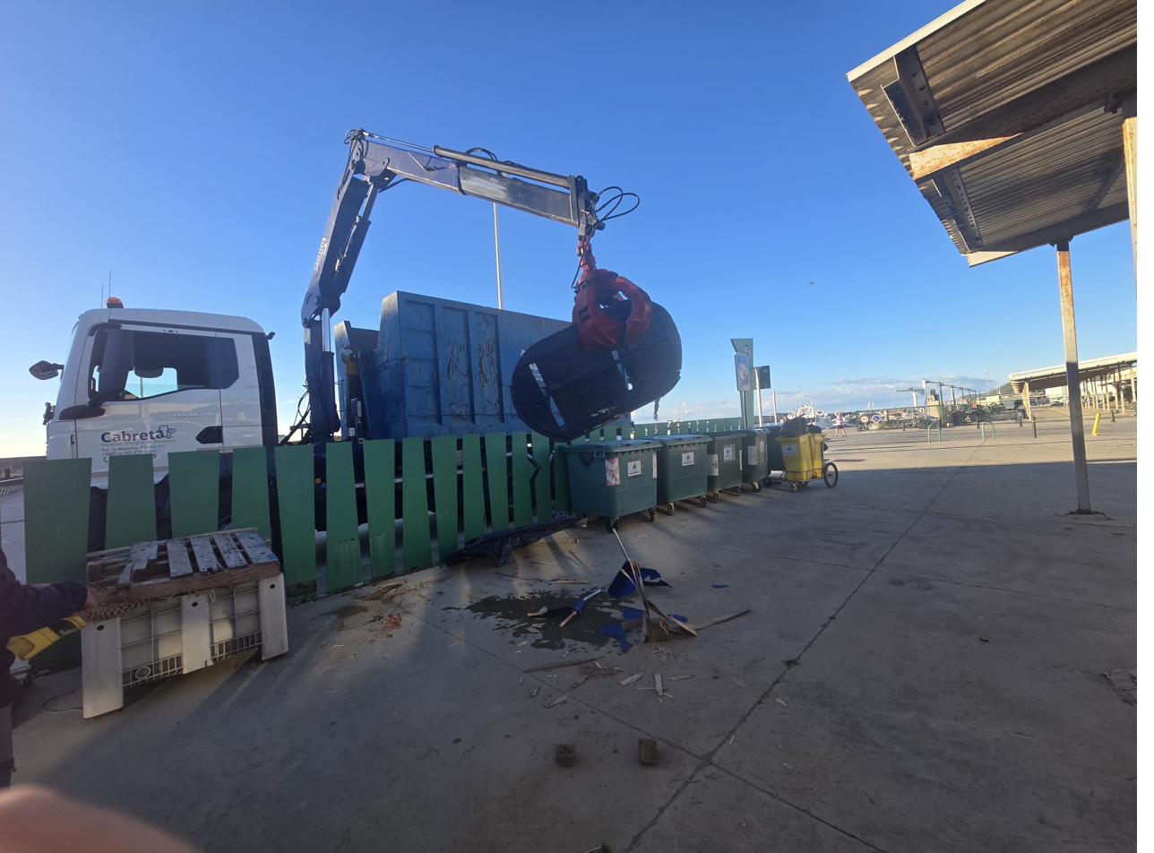 Camión grúa de Cabreta con pulpo recogiendo residuos