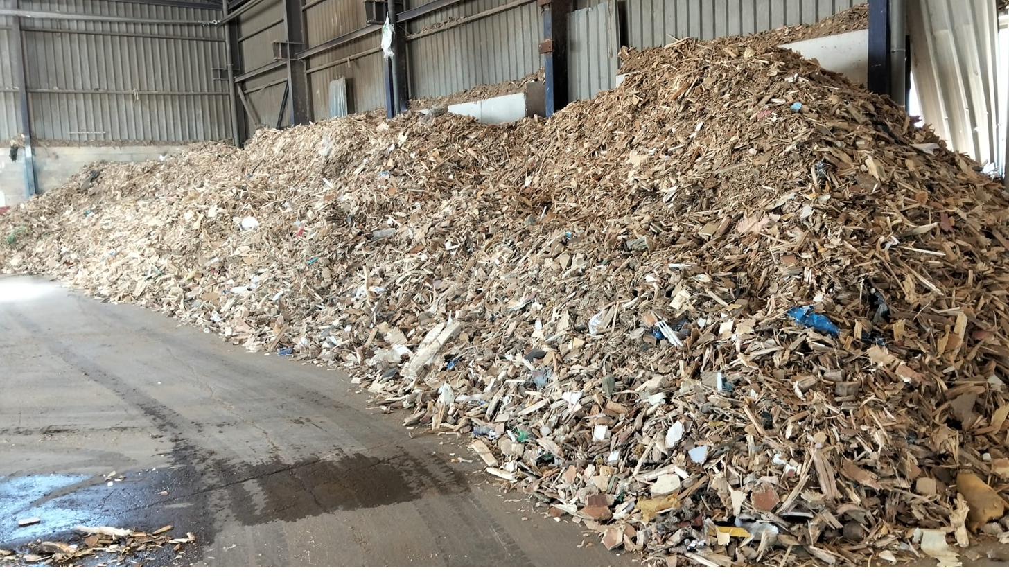 Acopio de madera triturada en planta